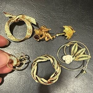 Elegant Gold plated Brooch Set